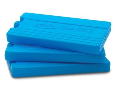 Three blue ice packs are stacked on top of each other. The ice packs have a rectangular shape with grooves and an embossed label that reads "ezeti iceAKKU." The surfaces are smooth and shiny, and the overall color is a bright blue.